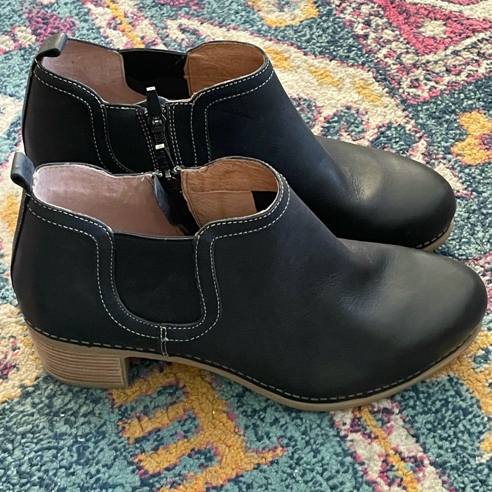 Like new Dansko harlene leather boots in size 42 women’s 10 ankle bootie